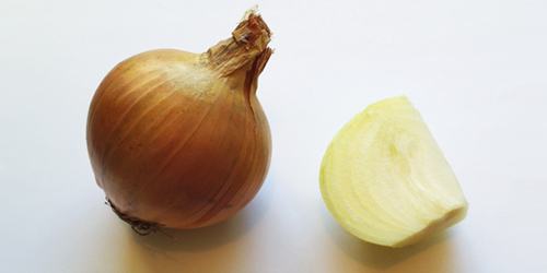 Gul lök hel och klyfta